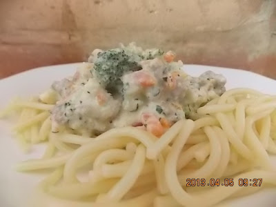Spaghetti z sosem śmietanowo-serowym i mięsem mielonym
