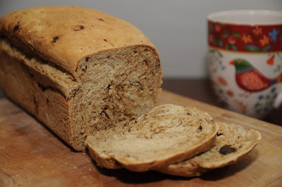 Chleb pszenno-żytni z suszonymi śliwkami