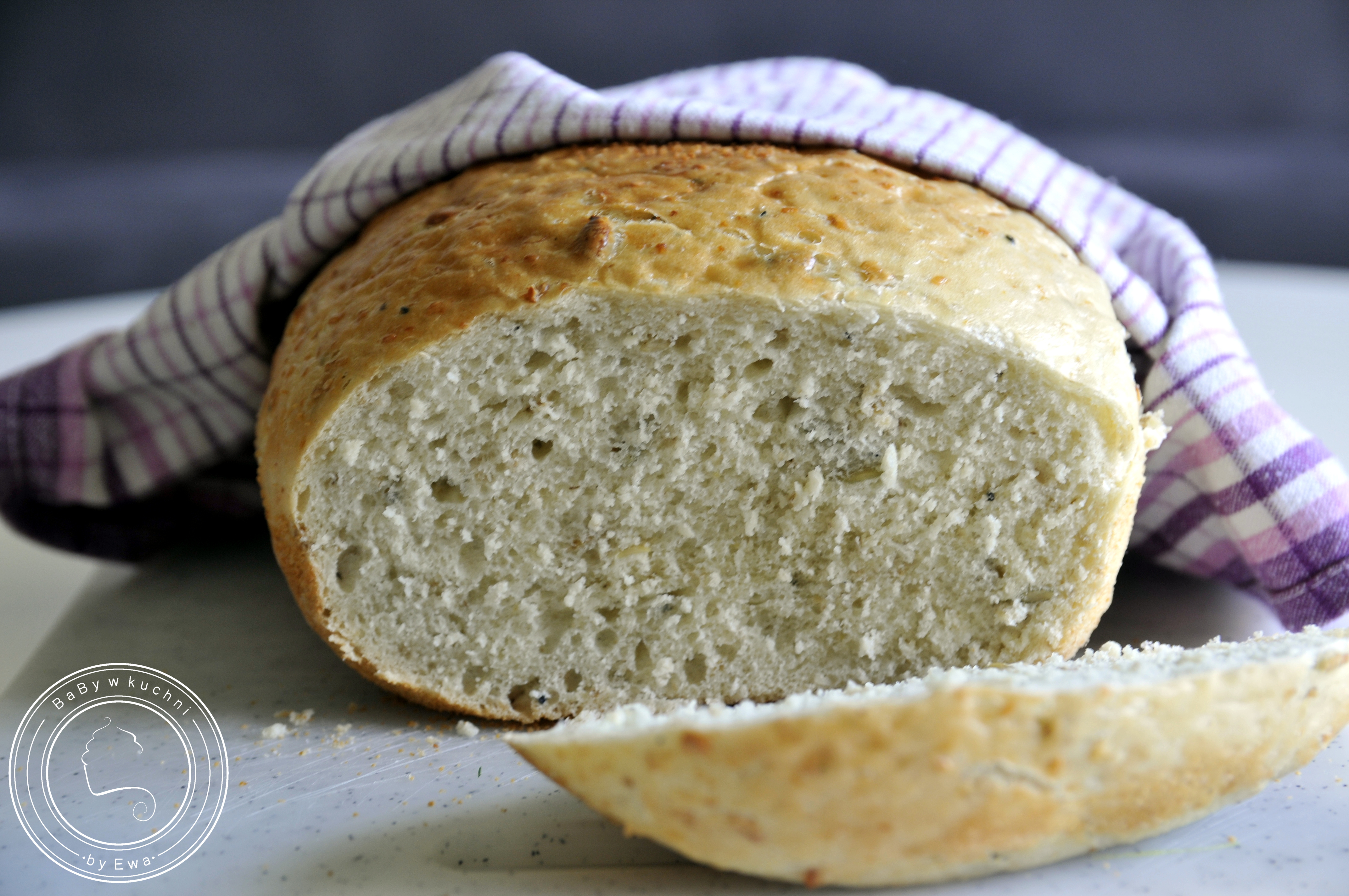 Chleb pszenny z ziarnami w garnku rzymskim