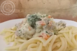 Spaghetti z sosem śmietanowo-serowym