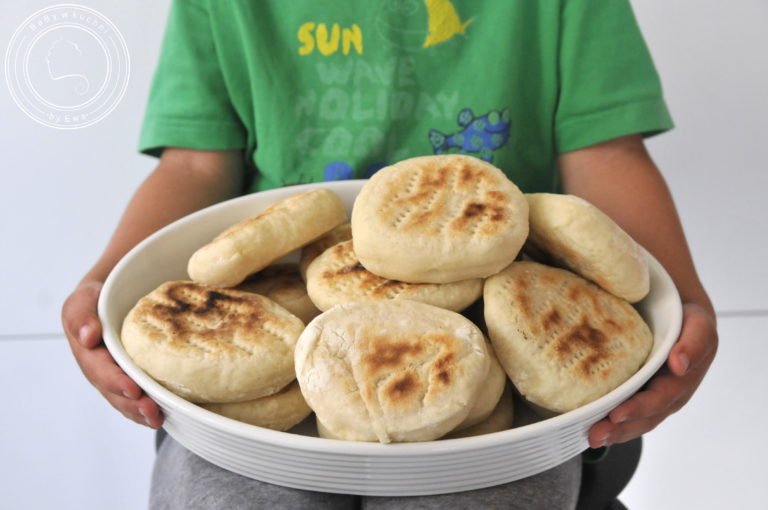 Batbout – chlebki z kaszy manny smażone na patelni