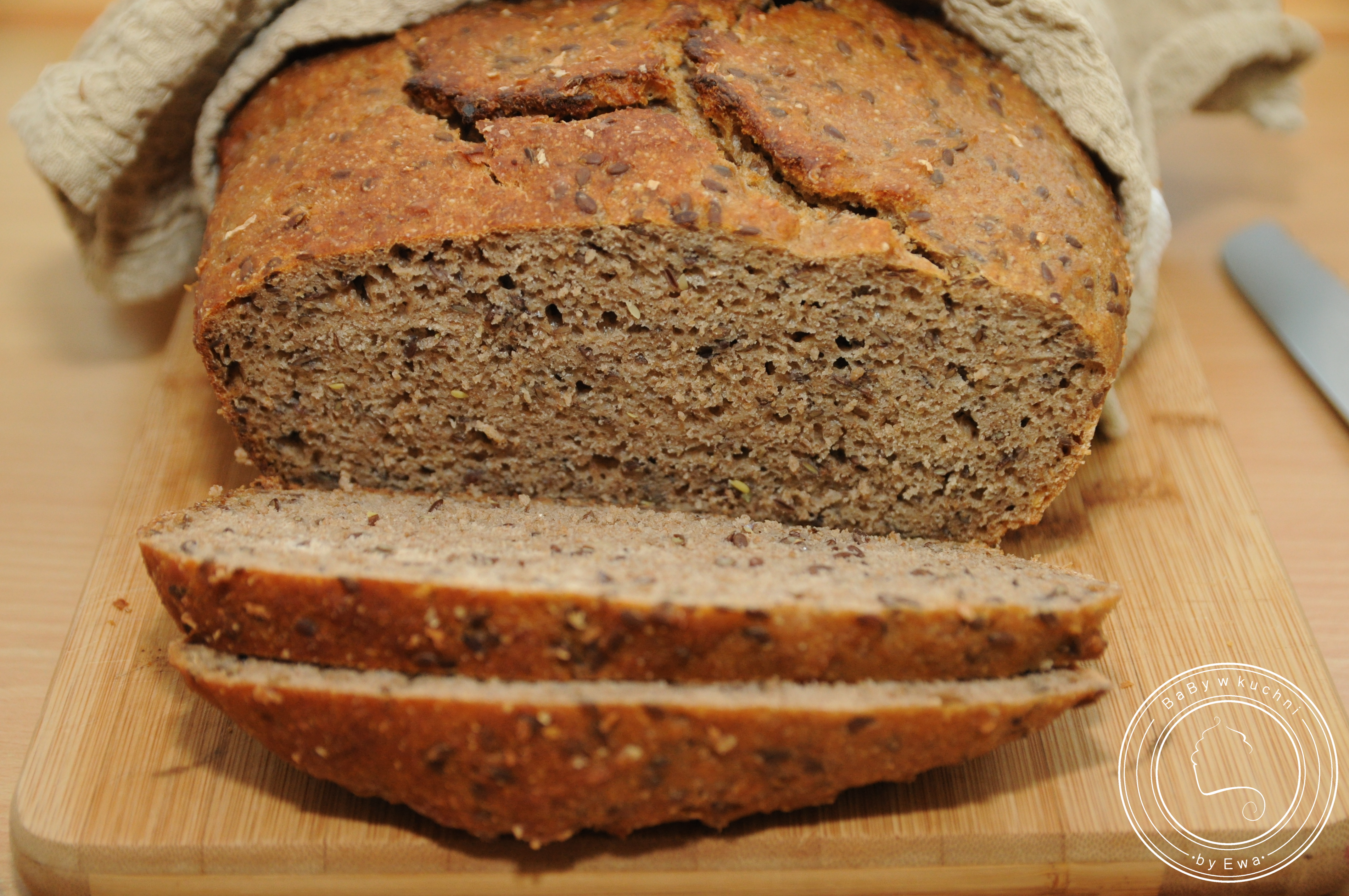 Chleb pszenno-żytni z siemieniem lnianym i czerstwym chlebem, czyli co zrobić ze starym pieczywem